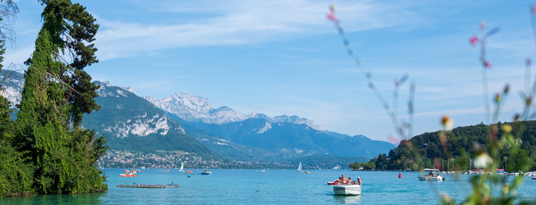 Vue du lac d'Annecy et des montagnes